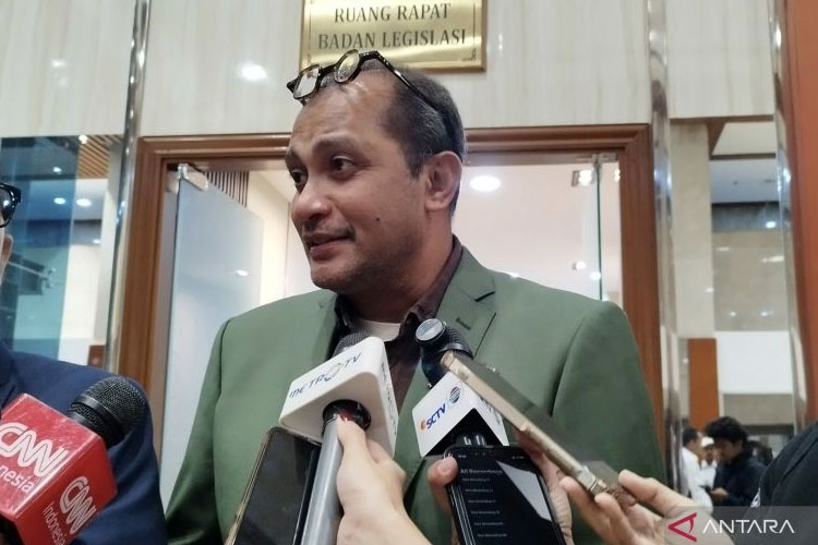 Wakil Menteri Hukum Eddy Hiariej di kompleks parlemen, Jakarta. (FOTO: ANTARA/Bagus Ahmad Rizaldi)