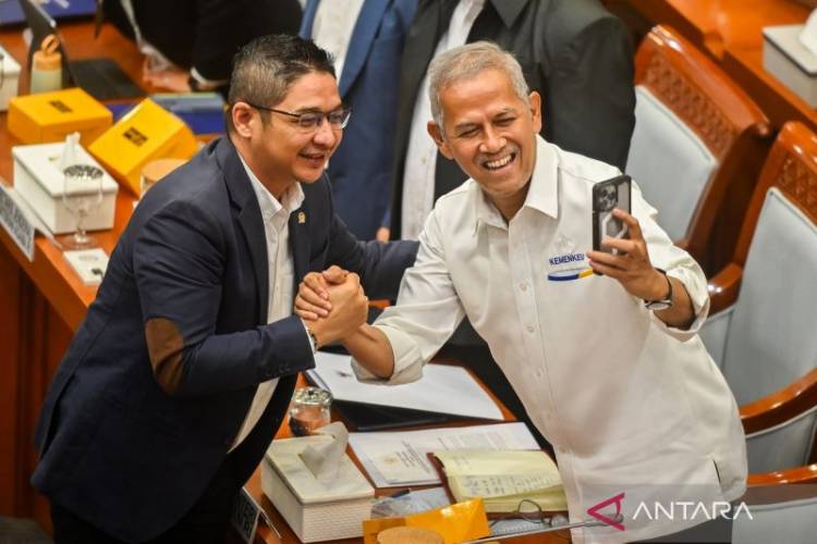Wamenkeu Anggito Abimanyu (kanan) berswafoto dengan anggota DPR RI Sigit Purnomo (kiri) usai rapat kerja bersama Komisi VIII DPR di Kompleks Parlemen, Senayan, Jakarta, Senin (25/8/2025). (FOTO: ANTARA FOTO/Rivan Awal Lingga/rwa)