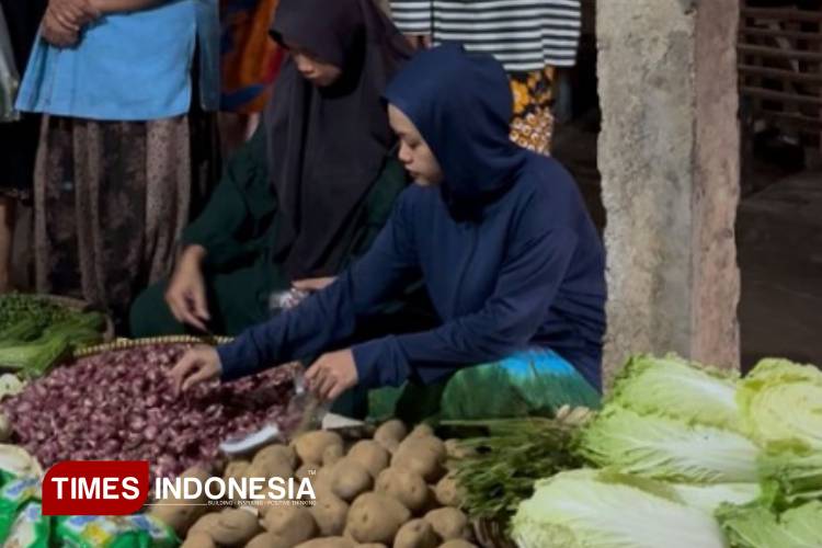 Warga sedang berbelanja di pasar tradisonal Pangandaran. (Foto: Acep Rifki Padilah/TIMES Indonesia)