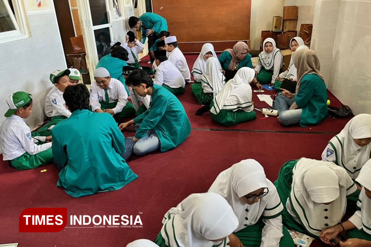 Mahasiswa UNISMA Edukasi Tentang Literasi Keuangan pada Siswa MI