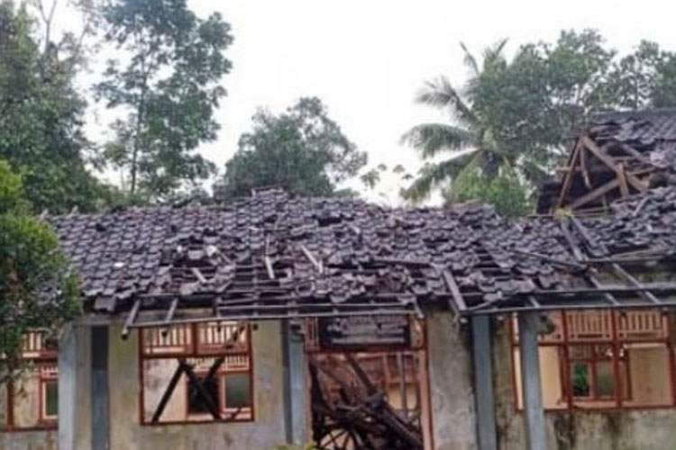 Kondisi gedung sekolah satu atap Lombok Timur yang rusak parah di Lombok Timur, Jumat (19/09/2025). (FOTO: ANTARA/HO-Humas Pemkab Lombok Timur)