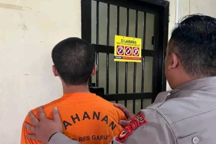Seorang pria diamankan oleh Kepolisian Resort Garut gegara cabuli anak tetangga. (Foto: Humas Polres Garut)