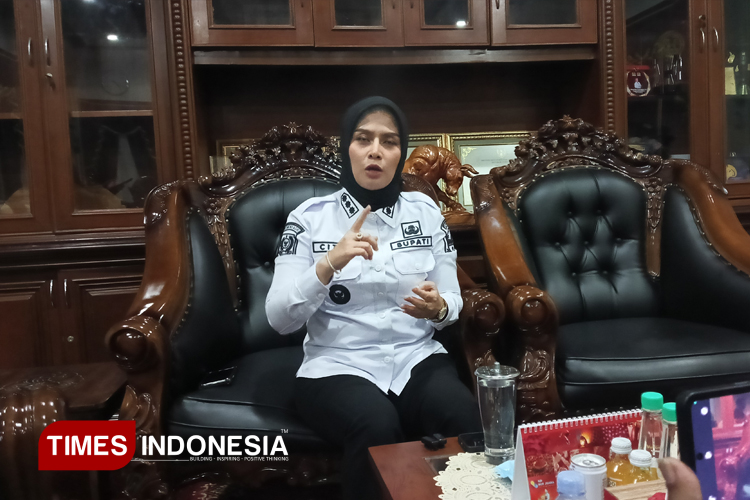 Bupati Pangandaran Citra Pitriyami saat diwawancara. (Foto: Acep Rifki Padilah/TIMES Indonesia)