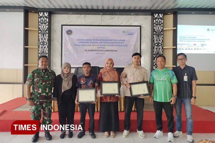 Perwakilan 3 SPPG di Lamongan menerima sertifikat kepesertaan dari BPJS Ketenagakerjaan Lamongan di aula Lantai 2 BLK Disnaker Lamongan, Jumat (19/9/2025). (Foto: Moch. Nuril Huda/TIMES Indonesia)