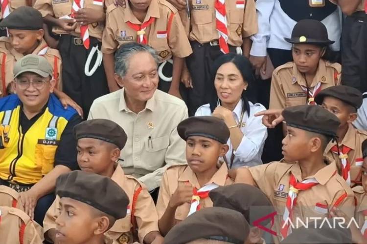 Menteri Pekerjaan Umum Dody Hanggodo berbincang dengan anak-anak Sekolah Rakyat Menengah Pertama (SRMP) 19 di Kabupaten Kupang, NTT, Jumat (19/9/2025). (Foto: Antara/Kornelis Kaha)