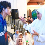 Gubernur Khofifah Serahkan Santunan Korban Rumah Terbakar di Jemur Wonosari Surabaya