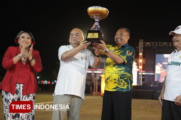 Bupati Sleman Harda Kiswaya ketika menerima piala bergilir dari Wakil Gubernur DIY KGPAA Paku Alam X. (FOTO: Pemkab Sleman for TIMES Indonesia)