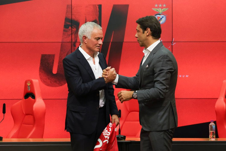 Jose Murinho bersama Presiden Benfica Rui Costa. Jose Mourinho dikontrak selama dua tahun untuk melatih Benfica. (foto: Benfica)