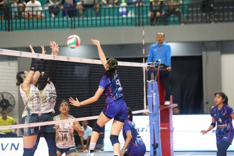 Tim voli putri Jenggolo Sidoarjo (biru) tumbangkan Kota Impian Wahana di Livoli Divisi Utama 2025. (Foto:PBVSI)