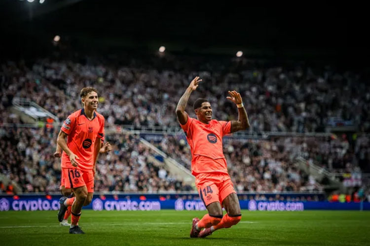 Striker Marcus Rashford mencetak dua gol untuk membawa Barcelona menang 2-1 saat away ke Newcastle United di laga perdana Liga Champions. (Foto: FC Barcelona)
