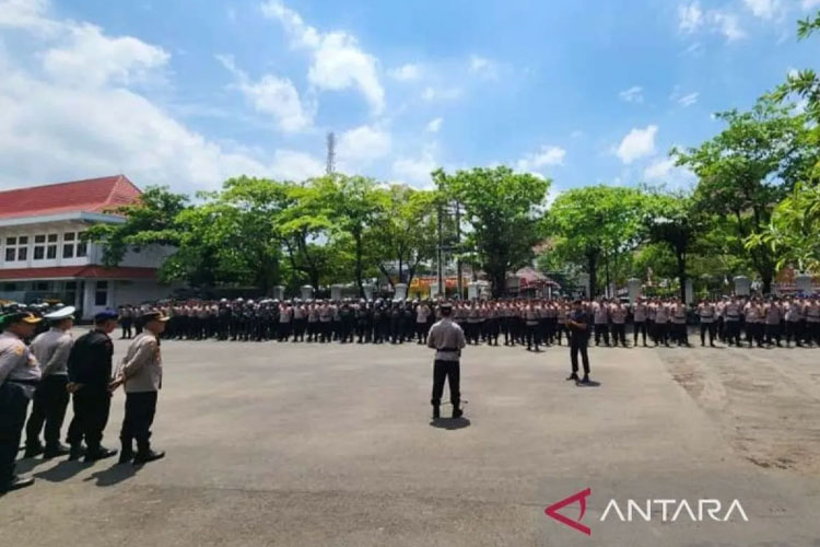 Polresta Pati, Jawa Tengah, menyiapkan personel pengamanan untuk aksi unjuk rasa kelompok Masyarakat Pati Bersatu (MPB), Jumat (19/9/2025). (FOTO: ANTARA/HO-Polresta Pati.)