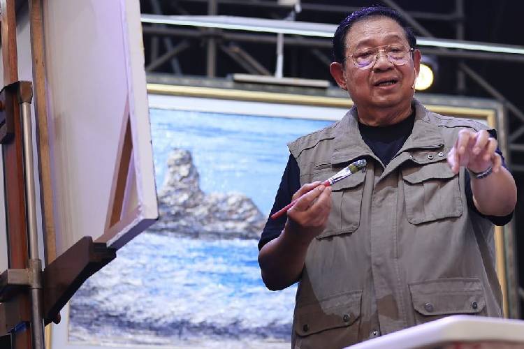 SBY menunjukkan hasil lukisannya. (Foto: Instagram @presidenyudhoyonoalbum)