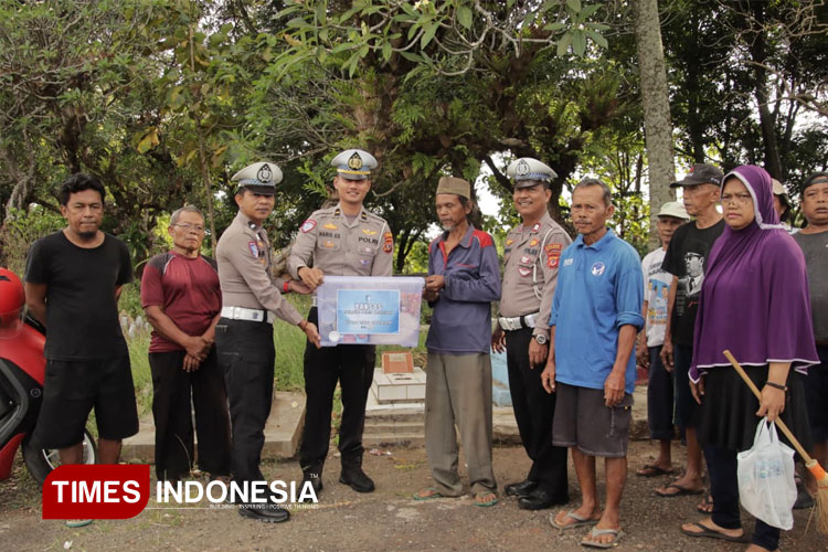 HUT Lalu Lintas ke-70, Satlantas Polres Majalengka Sentuh Hati Para Penggali Liang Lahat