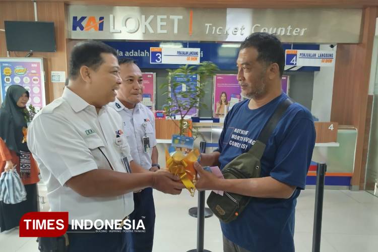 Hari Ozon di Stasiun Madiun, Penumpang KA Dapat Bibit Pohon dan Suvenir Daur Ulang Sampah
