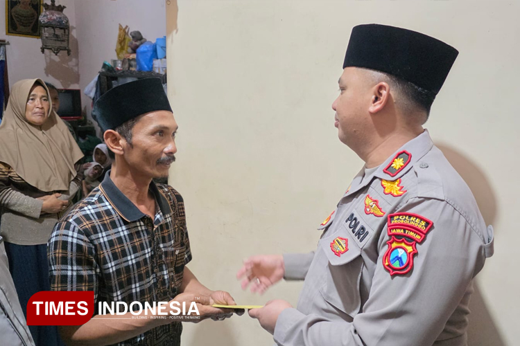 Wakapolres Probolinggo Kompol Haris Darma Sucipto memberikan santunan kepada keluarga Misto (45) korban penembakan KKB Papua, Jumat (19/9/2025). (Foto: Dok.Bidhumas Polda Jatim)
