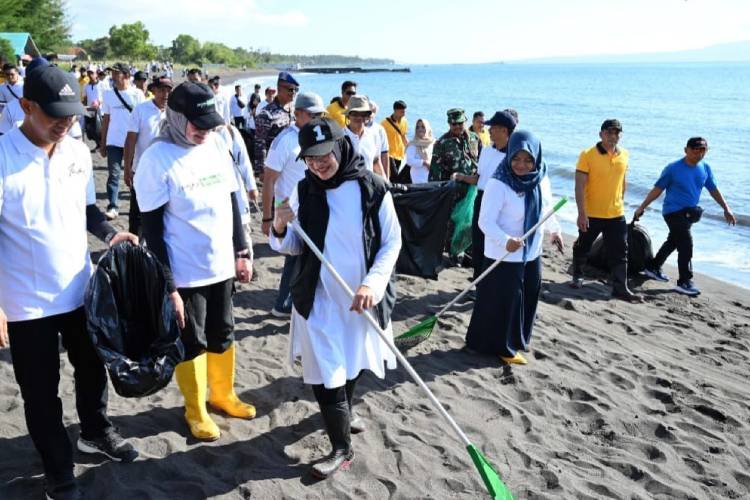 World Cleanup Day, Bupati Ipuk Bersama Ratusan Warga Bersihkan Sampah di Destinasi Wisata Pantai Seranite