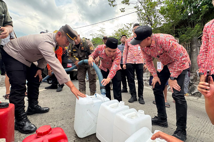 Bupati Mojokerto, Muhammad Al Barra pada saat menyalurkan bantuan air kepada warga Desa Manduro Mangun Gajah, Kecamatan Ngoro, Kabupaten Mojokerto. (FOTO: Dok. TIMES Indonesia)