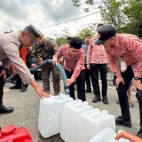 Bupati Mojokerto Salurkan Bantuan Air Bersih dan Beras untuk Wilayah Kekeringan