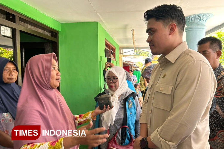 Anggota Komisi E DPRD Jatim Cahyo Harjo Prakoso saat mengunjungi korban kebakaran di Jemur Wonosari Surabaya, Jumat (19/9/2025). (Foto: Lely Yuana/TIMES Indonesia)