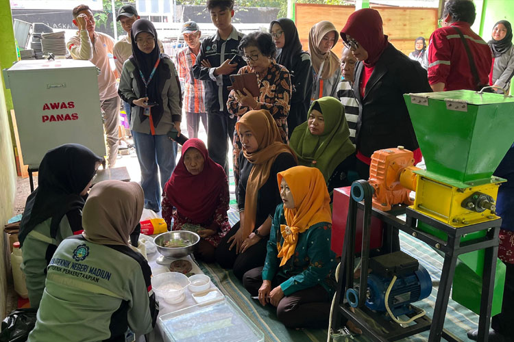 pelatihan-cara-menggunakan-mesin-pencacah-plastik-dan-pencetak-resin-kepada-anggota-Bank-Sampah-Matahari-2.jpg