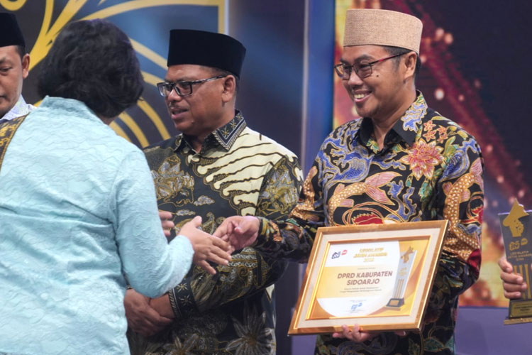 Ketua DPRD Sidoarjo Abdillah Nasih saat menerima Penghargaan atas Kinerja Terbaik dalam Fungsi Pengawasan Pembangunan Daerah di ajang JTV Legislatif Awards 2025. (FOTO: Syaiful Bahri/TIMES Indonesia)