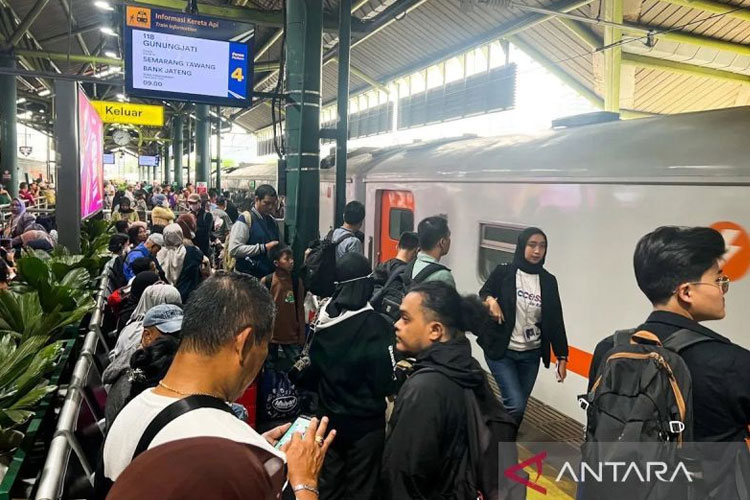 Ilustrasi - Sejumlah calon penumpang kereta api menunggu keberangkatan di Stasiun Gambir, Jakarta, Jumat (11/7/2025). (FOTO: ANTARA/Harianto)