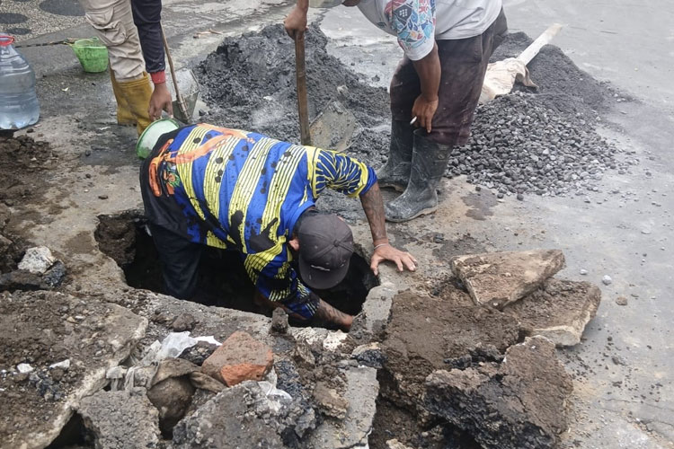 Para pekerja saat melakukan perbaikan sinkhole di area Muharto, Kota Malang. (Foto: Dok. DPUPRPKP Kota Malang)
