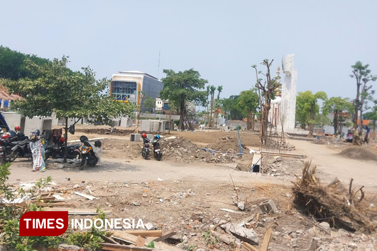 Pembangunan Alun-alun Sidoarjo yang menelan anggaran Rp 24,6 miliar. (FOTO: Syaiful Bahri/TIMES Indonesia)