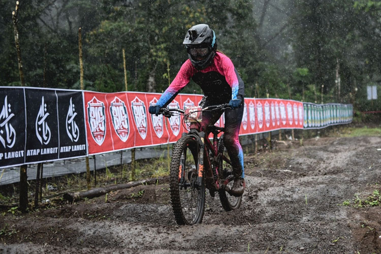 Atlet Downhill nasional Riska Amelia Agustina saat mengikuti BIG Downhill 2025. (Foto: SART for TIMES Indonesia)