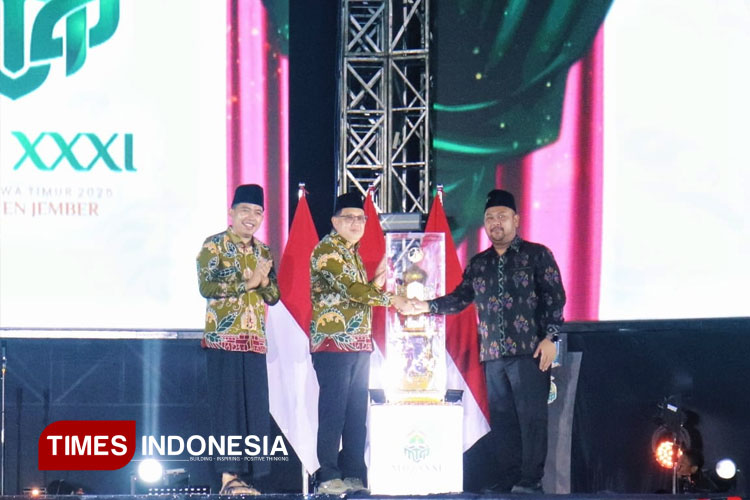 Bupati Gresik Fandi Akhmad Yani (Kanan) saat menerima piala bergilir juara umum MTQ tingkat Jawa Timur tahun 2025 di Kabupaten Jember (FOTO: Diskominfo Gresik for TIMES Indonesia).