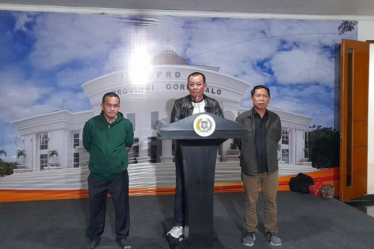 BK DPRD Provinsi Gorontalo Fikram Salilama (tengah) diampingi Umar Karim (kanan) dan Ekhwan Ahmad (kiri) menyampaikan keterangan pers terkait video viral oknum anggota DPRD Provinsi Gorontalo, Jumat (19/9/2025). (ANTARA/Zulkifli Polimengo)