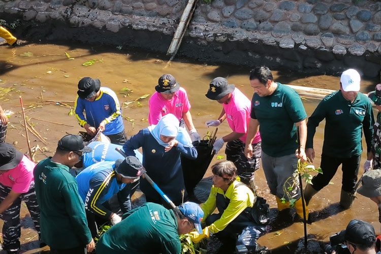 Gubernur-Khofifah-saat-bergotong-royong-bersih.jpg