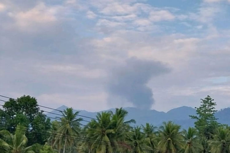 Gunung Dukono di Kabupaten Halmahera Utara melontarkan abu vulkanik hingga 800 meter, Sabtu (20/9/2025). (FOTO: ANTARA/HO-Petugas PGA Dukono)