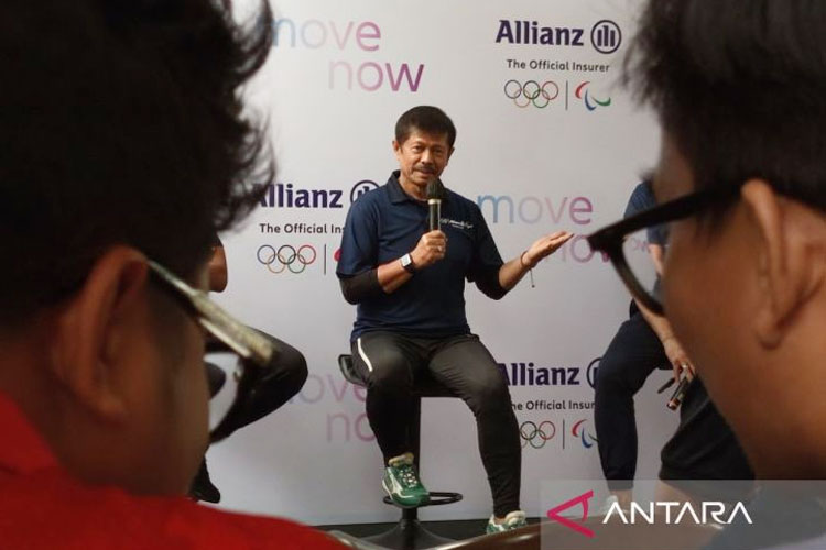 Mantan pelatih timnas sepak bola u-20 Indonesia Indra Sjafri dalam kegiatan MoveNow Camp Indonesia yang diselenggarakan oleh Allianz Indonesia, di Jakarta, Sabtu (20/9/2025). (FOTO: ANTARA)