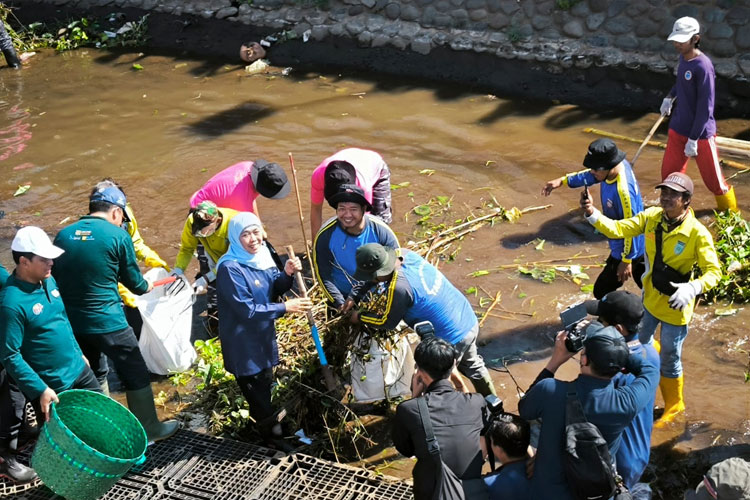 Jegur ke Sungai, Gubernur Khofifah Pimpin Aksi Bersih WCD 2025 di Kota Probolinggo