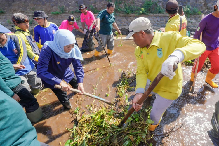 Gubernur Khofifah Pimpin Aksi Bersih Sungai di robolinggo, Tegaskan Komitmen Menuju Indonesia Bersih 2029