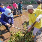Gubernur Khofifah Pimpin Aksi Bersih Sungai di robolinggo, Tegaskan Komitmen Menuju Indonesia Bersih 2029