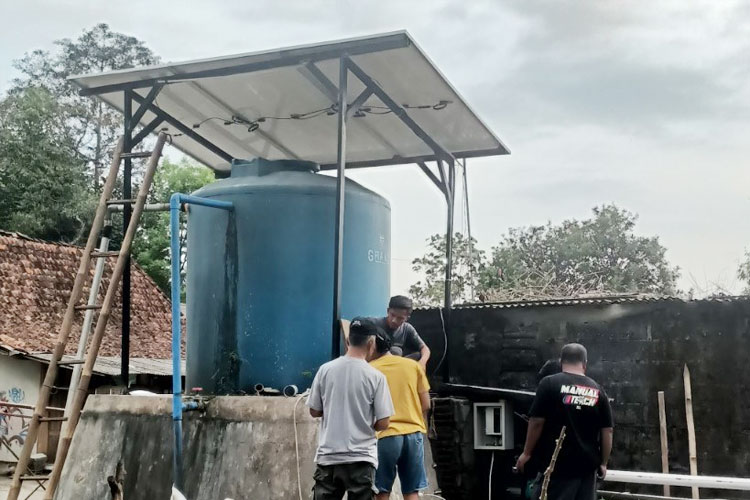 Dosen ITNY membangun PLTS untuk air bersih warga Pondokrejo, Sleman. (FOTO: ITNY)
