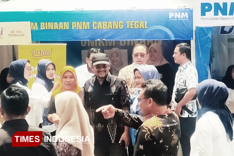 Pimpinan PNM Cabang Tegal dan Bupati Pemalang berada di tengah masyarakat binaan PNM di PKU Akbar 2025. (FOTO: Cahyo Nugroho For TIMES indonesia)