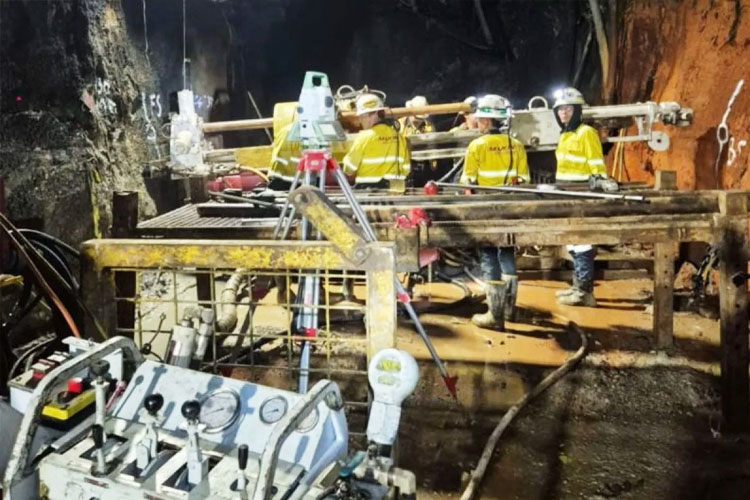 Tim penyelamat tambang bawah tanah PT Freeport Indonesia menggunakan berbagai peralatan berupaya menyelamatkan tujuh pekerja yang masih terjebak di area tambang bawah tanah Grasberg Block Cave (GBC) Tembagapura. (FOTO: PT Freeport Indonesia)