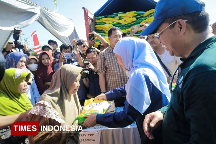 Gubernur Khofifah di dampingi Wali Kota Probolinggo dokter Aminuddin saat membagikan beras kepada warga dalam pasar murah WDC 2025. (Foto : Sri Hartini/TIMES Indonesia)