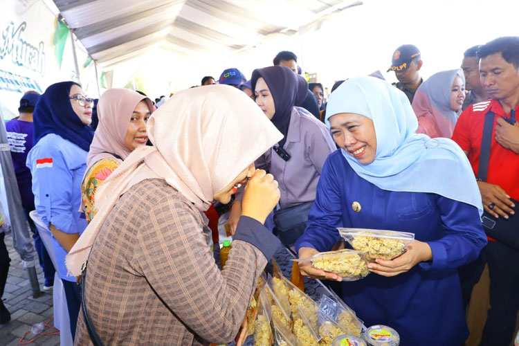Gubernur Khofifah saat menggelar Pasar Murah di Probolinggo, Sabtu (20/9/2025). (FOTO: Dok. Humas Pemprov Jatim)