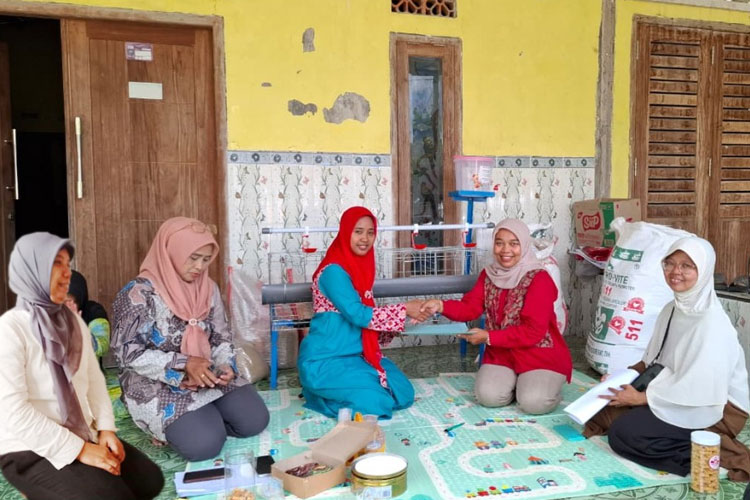 Penyerahan secara simbolis paket budidaya ayam petelur dari Fakultas Pertanian Universitas Trunojoyo Madura kepada ketuaPKK Desa Sabiyan, Husnul Hotimah. (Foto: Fakultas Pertanian UTM)