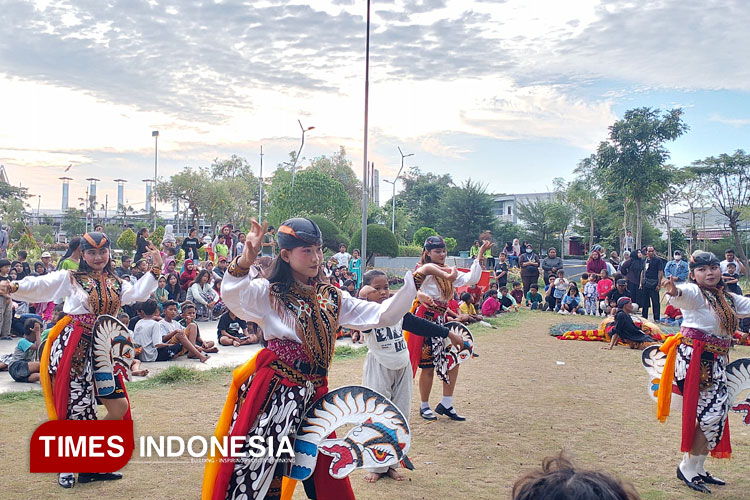 Pertunjukan-pertama-dimulai-dari-penampilan-Tarian-Singo-Barong-a.jpg