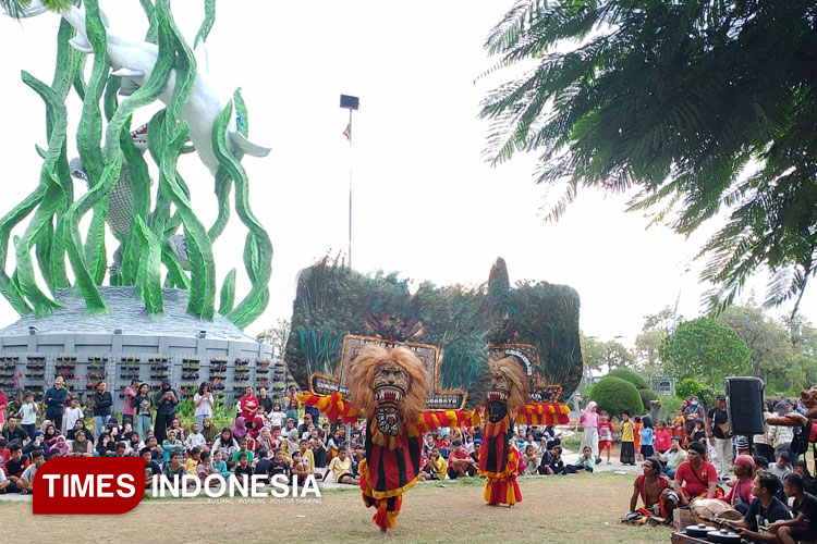 Pertunjukan pertama dimulai dari penampilan Tarian Singo Barong. (Foto: Devi Ismayanti/TIMES Indonesia)