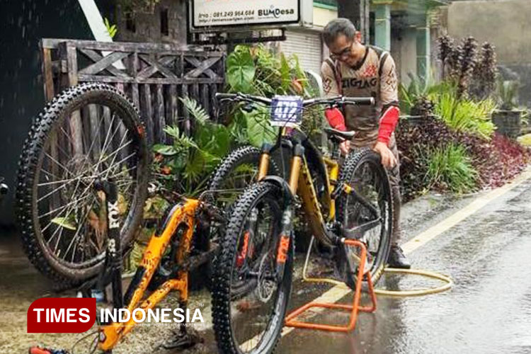 Peserta BIG Downhill menginap di rumah warga Desa Tamansari, Kecamatan Licin, Banyuwangi. (FOTO: Fazar Dimas/TIMES Indonesia)