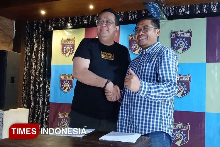 Presiden Klub Persewangi Handoko saat penandatanganan kontrak Agensi. (Foto : Syamsul Arifin/TIMES Indonesia)
