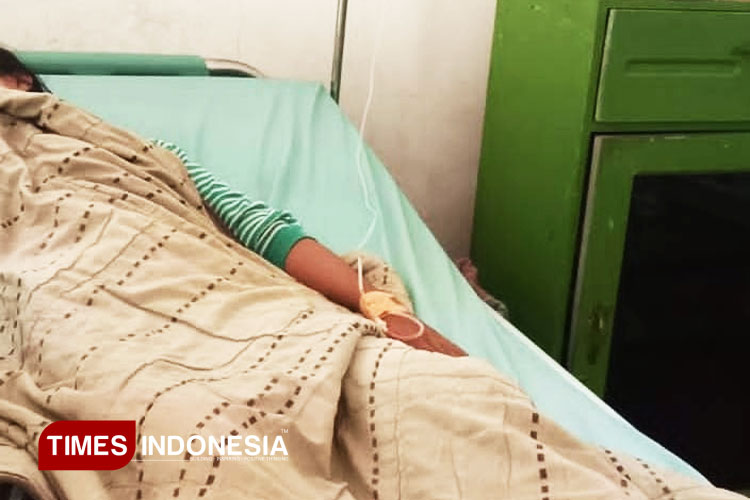 Salah seorang siswa SMKN Ngadirojo, Kabupaten Pacitan RP saat terbaring di Puskesmas diduga usai mengonsumsi MBG di sekolah. (FOTO: Yusuf Arifai/TIMES Indonesia)