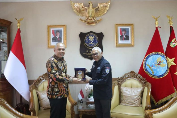 Direktur Utama MGPA Priandi Satria (kanan) saat bertemu dengan Kepala BSSN Nugroho Sulistyo Budi, Sabtu (20/09/2025). (FOTO: Humas MGPA)