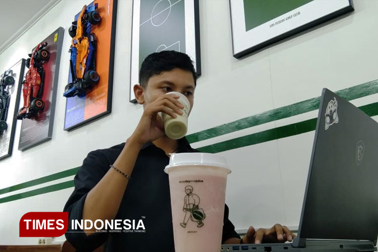 Seorang-Pengunjung-Cafe-Los-Fuelos.jpg